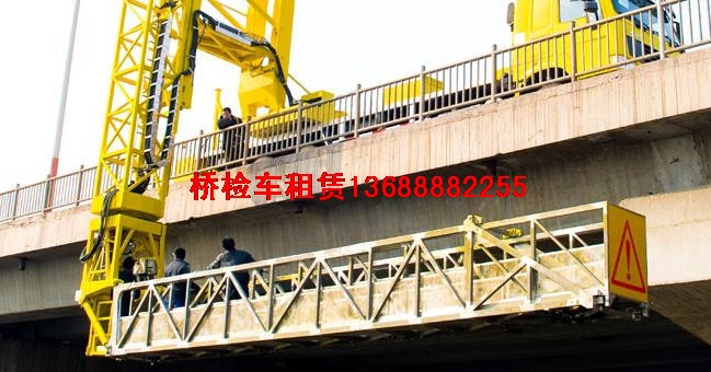 橋梁檢測(cè)車(chē)正在施工